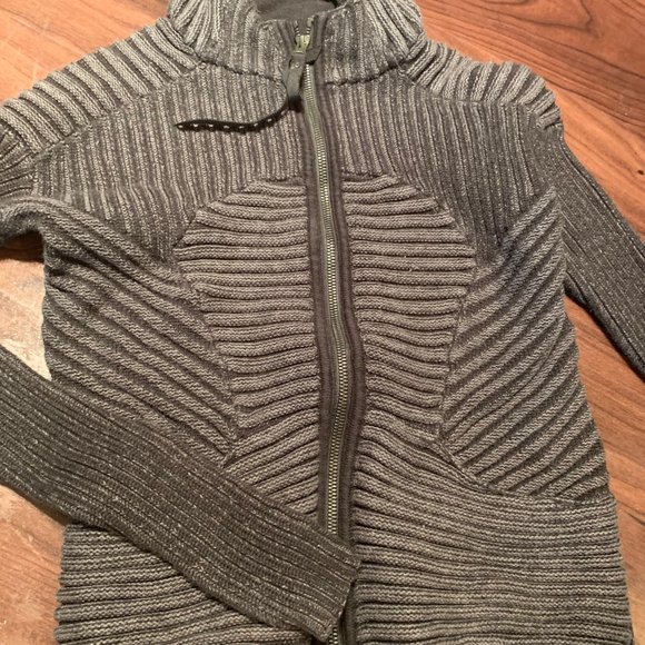 LULULEMON & NIKE - 3 Jackets for 1! - Picture 6 of 9